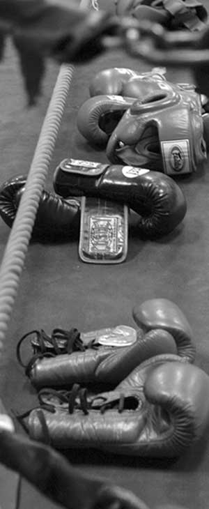 Photo de gants de boxe sur un ring